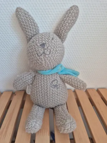 Lapin gris tricot écharpe bleue - Orchestra