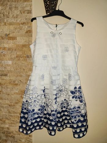 Jolie robe blanche et marine