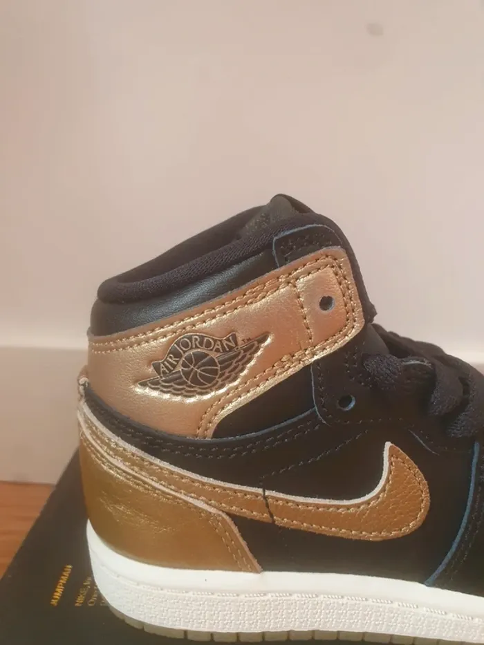 Nike Jordan 1 Retro "gold metallic"(28 et 28.5) - photo numéro 2