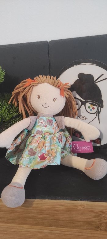 Bonikka Libby Lu 6600-3 Poupée Tissu doudou peluche fille robe fleur marron vert