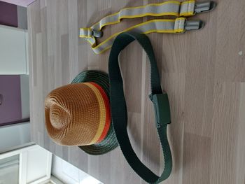 chapeau en paille, bretelles, ceinture pour garçons 18/24 mois