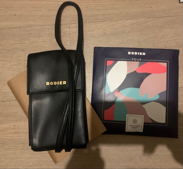 Ensemble Rodier sac sangle petit porte feuille noir et un foulard - photo numéro 1