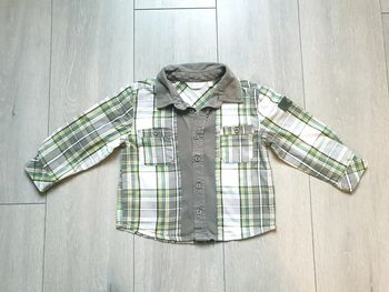 Chemise verte et blanche. Garçon 3 ans. Marque Kidkanai