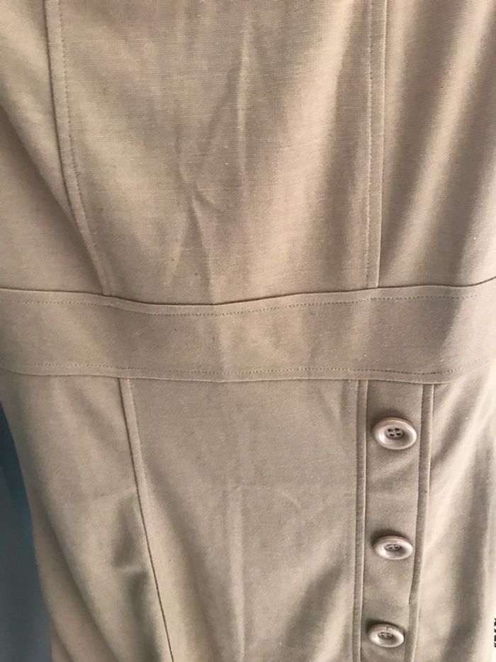 Robe sans manches avec gros boutons - photo numéro 4