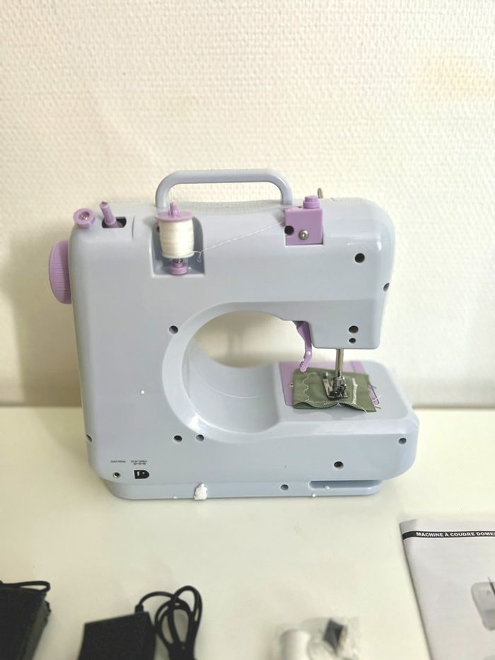 Machine à coudre neuve, jamais utilisée, dans son carton Largeur 27,5 cm x hauteur 26 cm x profondeu - photo numéro 9