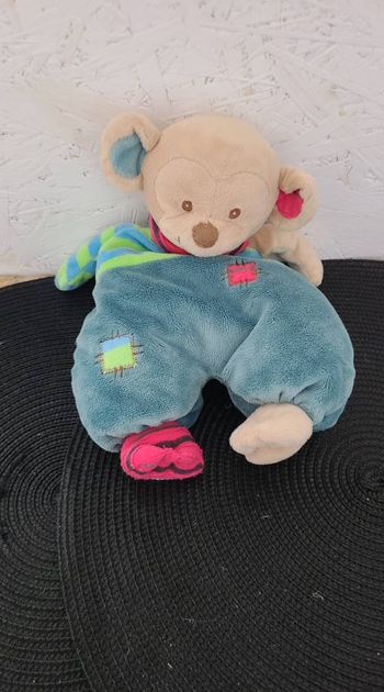 Doudou semi plat singe BUKOWSKI vert bleu rose