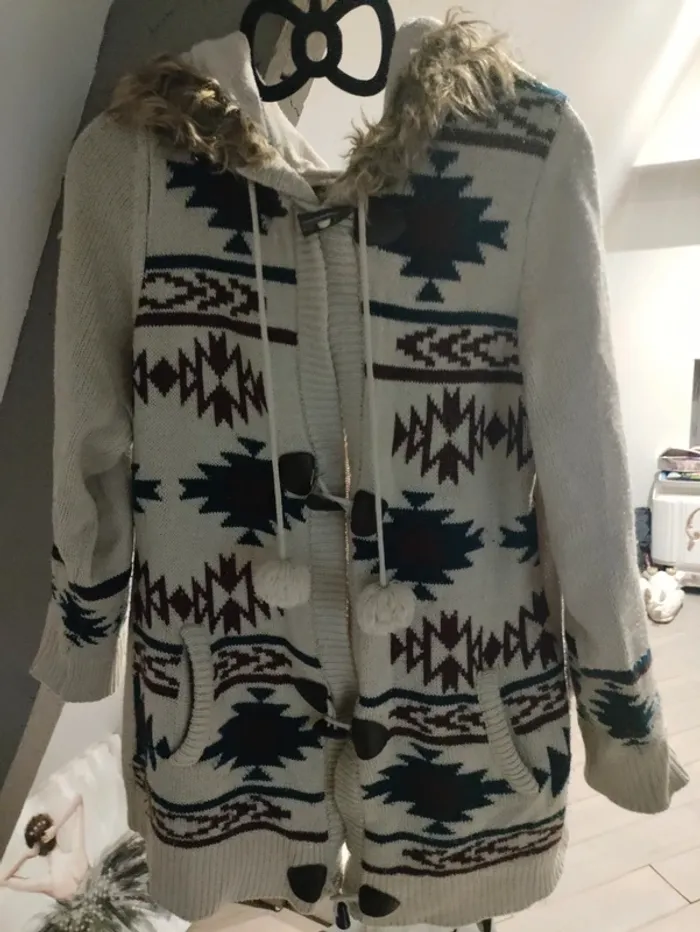 Gilet capuche ponpons cocooning - photo numéro 2