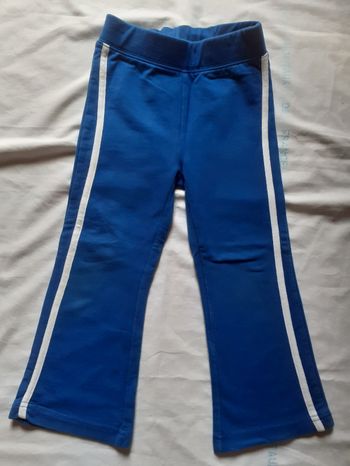 Pantalon bleu roi avec bandes blanches sur les côtés