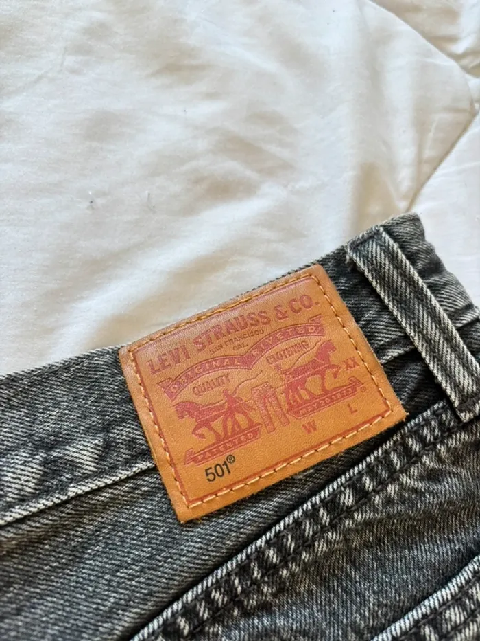 Short Levi’s 501 vintage court mini destroy W26 S/36 – mi taille gris foncé style cut off - photo numéro 7