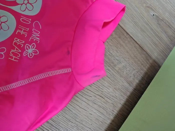 Tee shirt plage rose 2 ans attention tâche voir photo