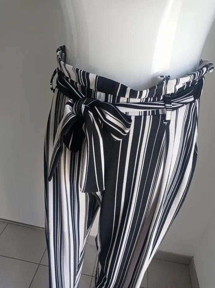 Magnifique pantalon confortable fluide et élastiqué à la taille rayures noir et blanc T.S Jennyfer - photo numéro 2