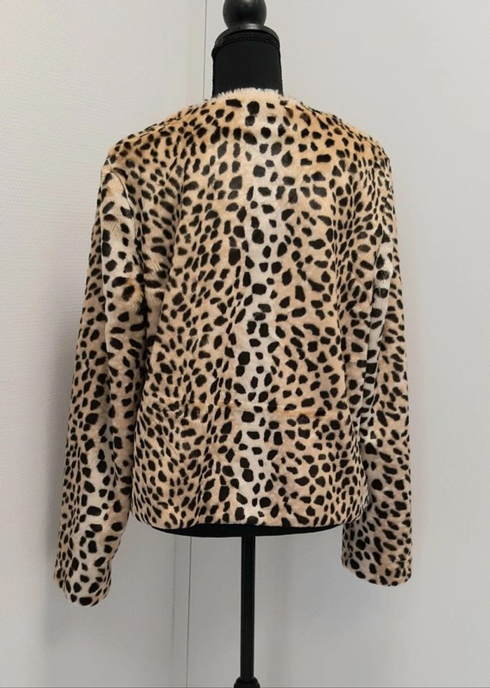 Très jolie veste courte en fausse fourrure léopard Galeries Lafayette - photo numéro 3