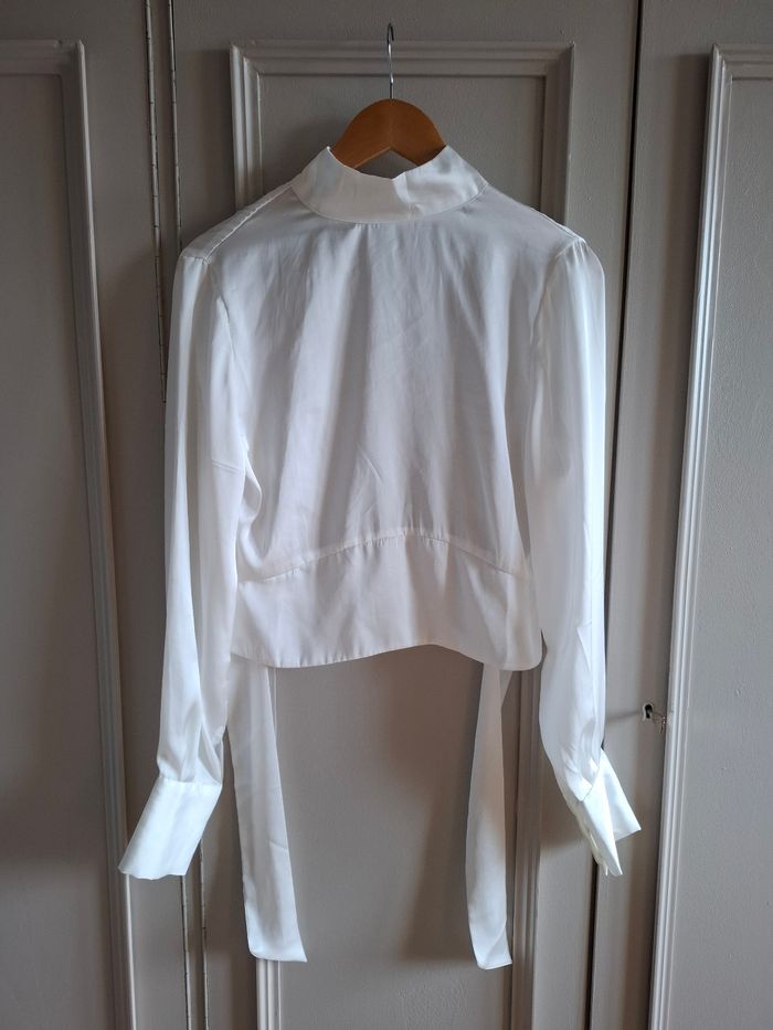 Blouse satinée dos nu