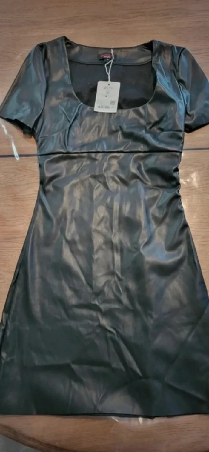 Robe neuve en simili XS