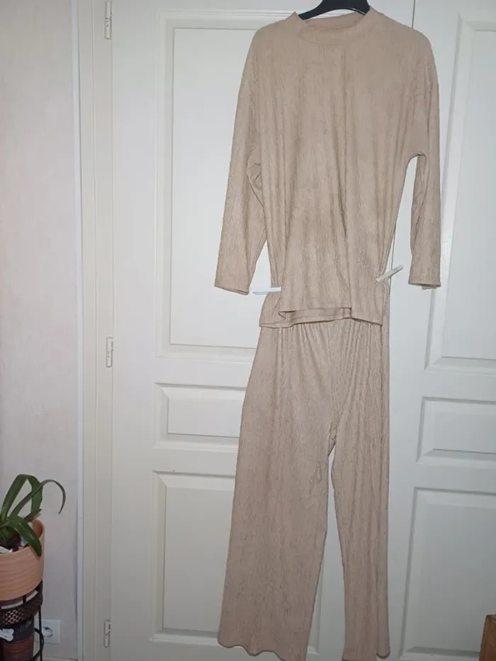 Combinaison sans marque
