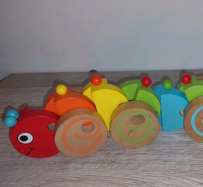 Chenille en bois pour bébé - photo numéro 2