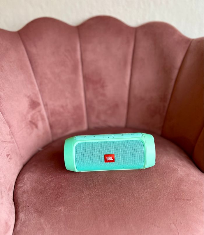 Enceinte JBL portable en très bon état dans la couleur mint (rare).