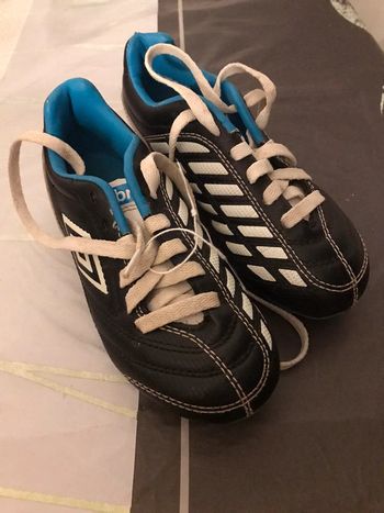 Basket garçon noire taille 29,5 marque Umbro très bon état.