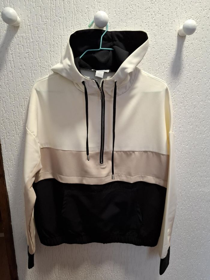 Magnifique sweat femme Amisu S à capuche poche ventrale neuf