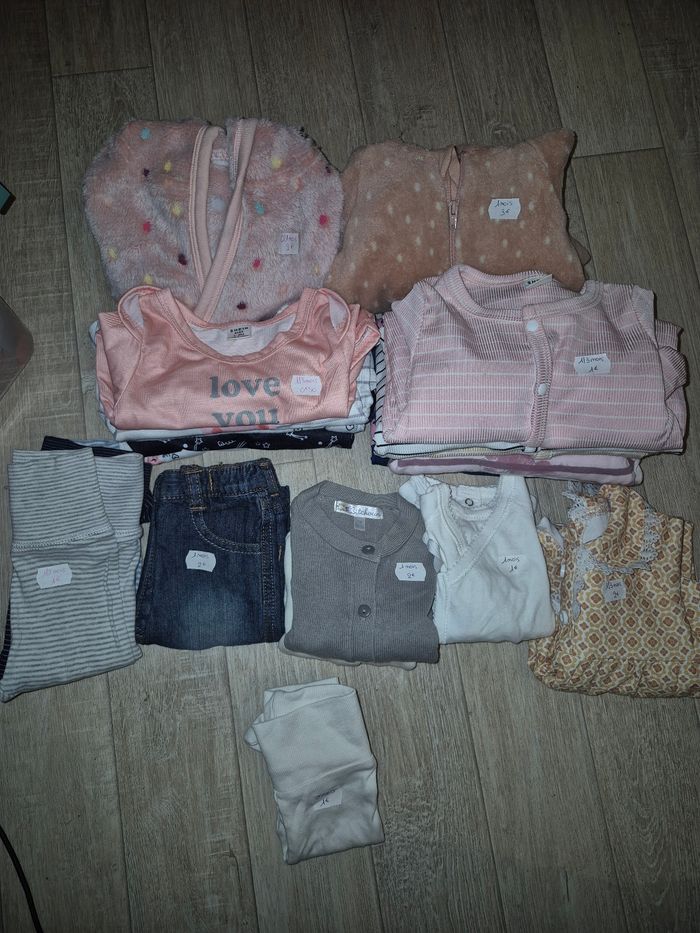 Lot vêtements fille 1 mois - photo numéro 1