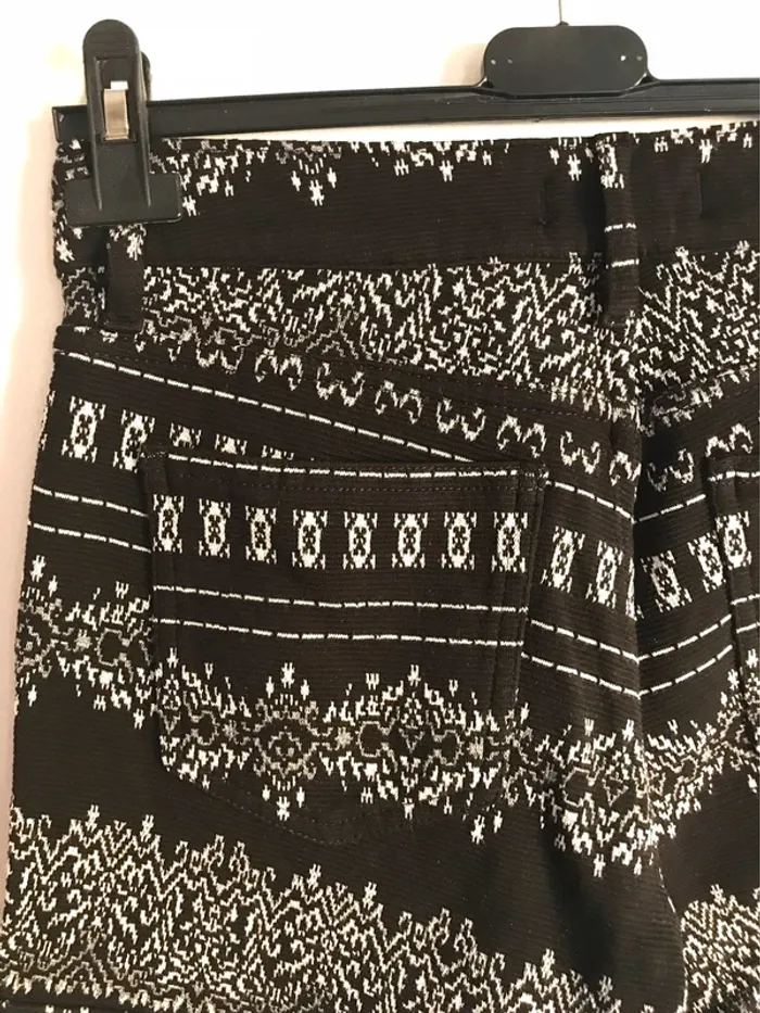Short d’hiver noir à imprimés blanc taille 36 neuf jamais porté - photo numéro 8