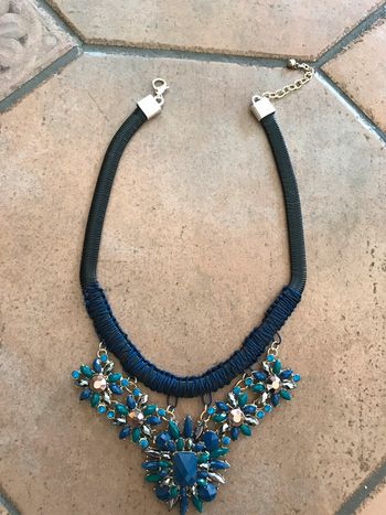 Collier bleu marine