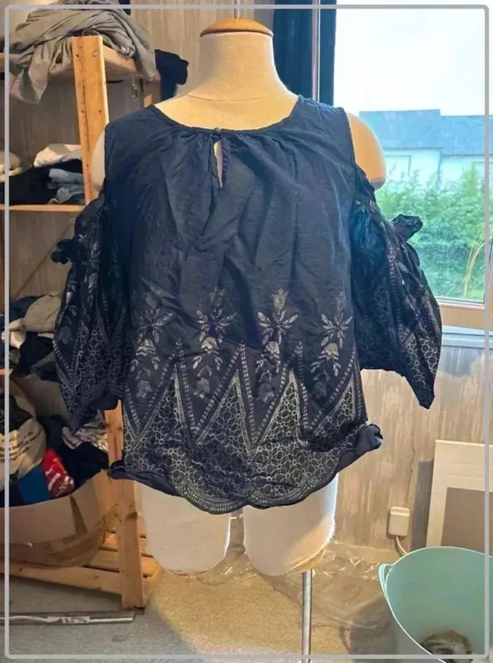 Magnifique t shirt épaule dénudée taille 46 - photo numéro 2