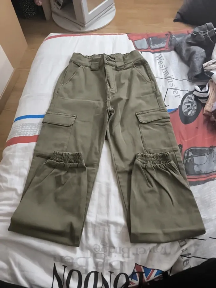 Cargo kaki