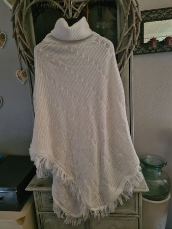 Poncho. Femme. Blanc. Taille unique
