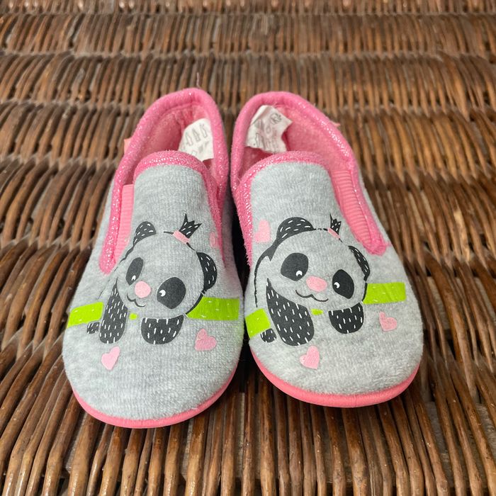 Très jolie paire de chaussons fille taille 22