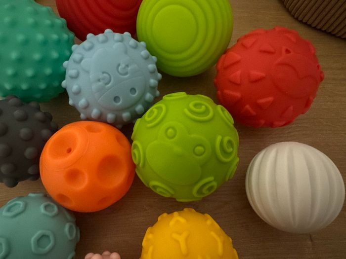 Lot de 12 balles sensorielles - tailles, formes et couleurs différentes - Infantino - photo numéro 6