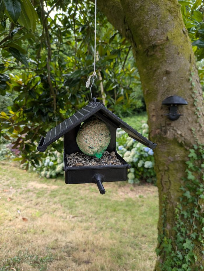 Mangeoire à oiseaux de la nature en forme de maison 🏠 noir - photo numéro 2