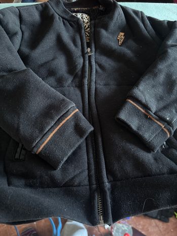 Vends gilet fourre ikks noir 4 ans très bon état