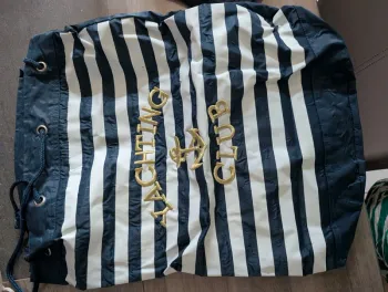 sac à dos polochon bleu et blanc et dessin encre marine