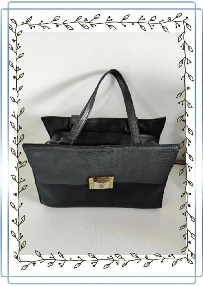 Sac à main Guess, usé dans les coins et quelques autres petits défauts, 33x20cm