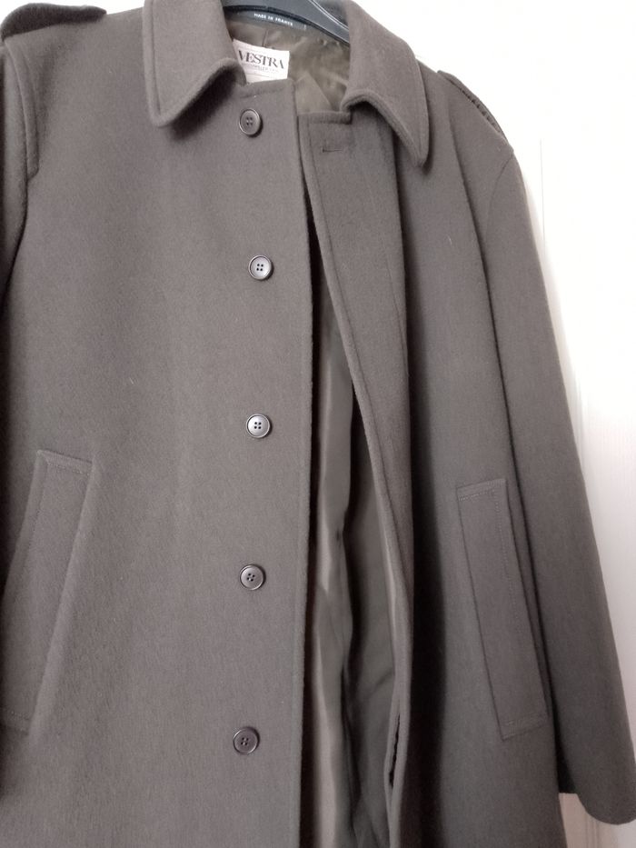 Joli manteau long en laine . Vestra . doublé .Épaulettes . Boutons cachés. 2 poches intérieures. Poches extérieures. Taille L. Fabrication française. Bien chaud. - photo numéro 5