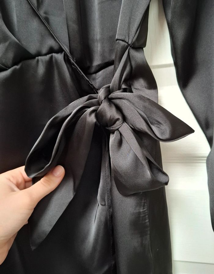 Robe noire satinée marque PIECES taille S - photo numéro 4