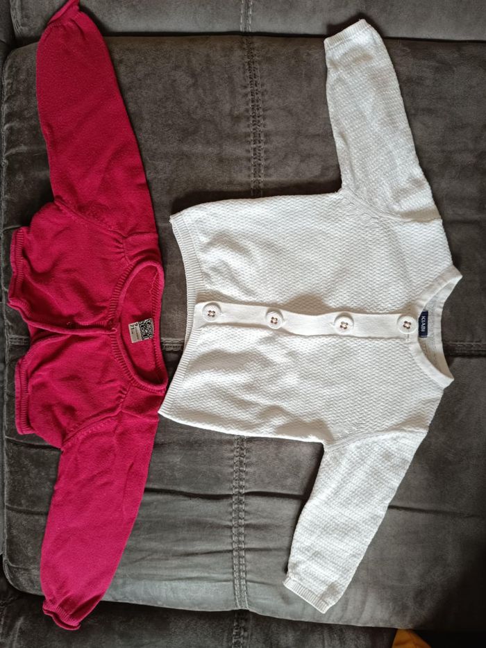 Lot de deux vestes fille 9 mois blanc et rouge