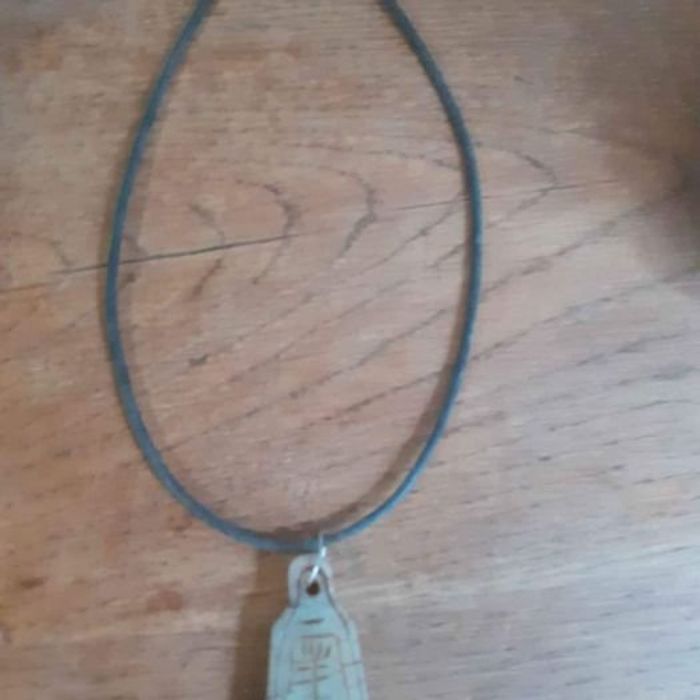 Collier avec pendentif style pierre