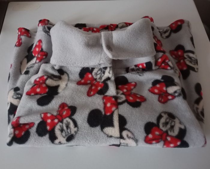 Cape châle . 6 ans . Polyester . Disney Minnie Mouse. Gris clair rouge noir blanc. État neuf .