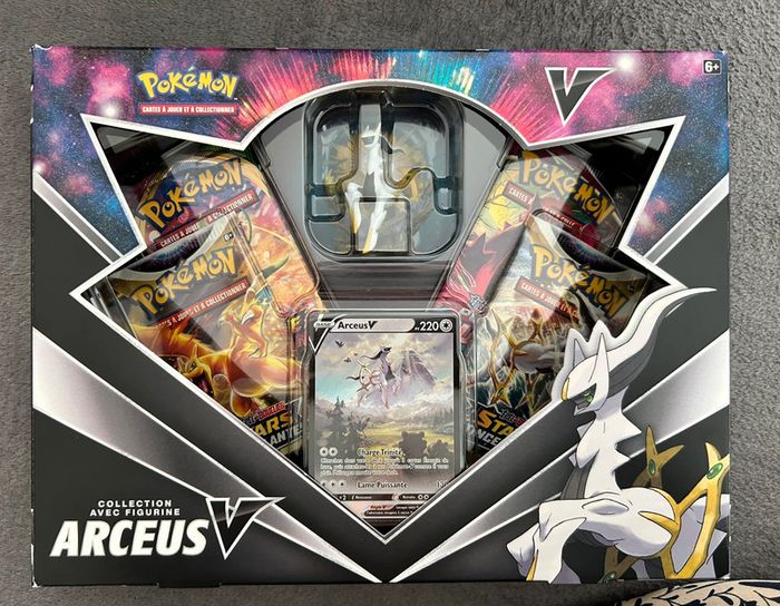 Pokémon collection avec figurine Arceus V
