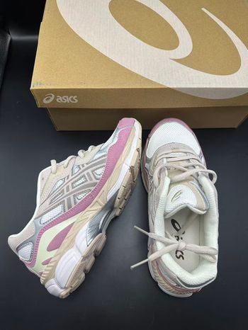 Baskets ASICS GEL-NYC roses pointure 39