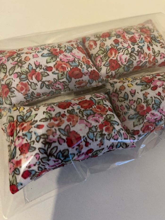 Lot 4 coussins pour barbie Neuf - photo numéro 2