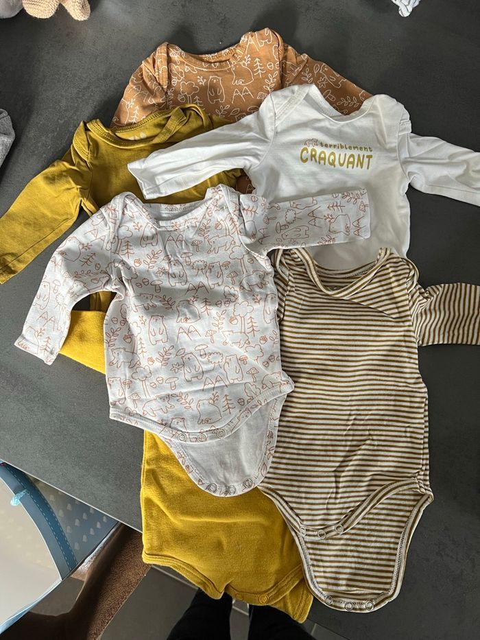 Lot vêtements body/ pyjamas/ combinaison bébé 1 mois - photo numéro 3