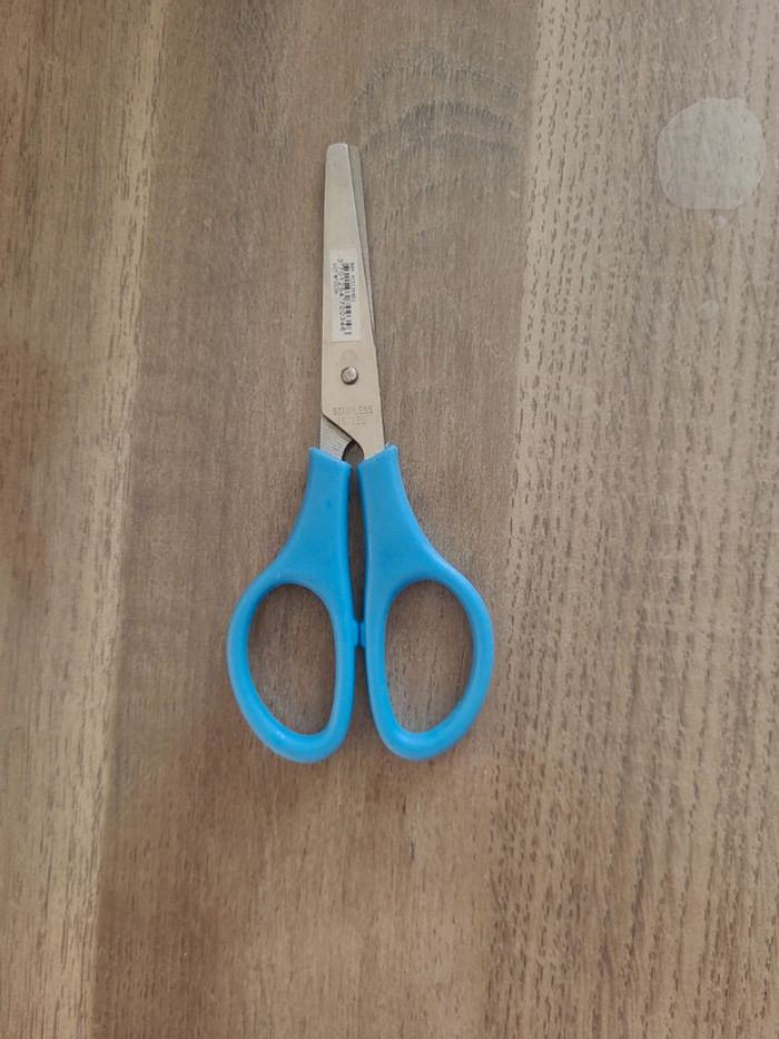 Une paire de ciseaux