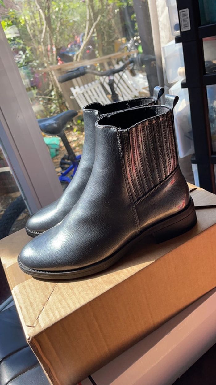 Jolies bottines couleur argentée pointure 38 - photo numéro 8