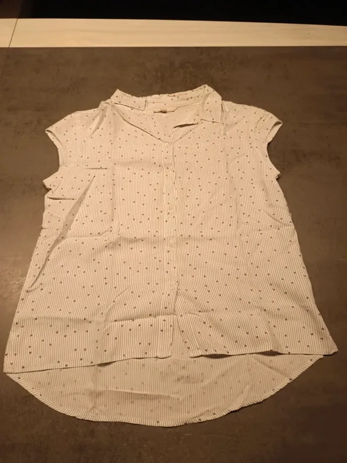 Vends chemisier manches courtes C&A taille 36 .