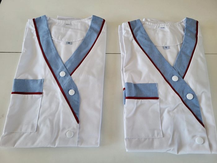 Lot de 2 blouses médicale pour infirmière aide soignant en S neuve 🏷