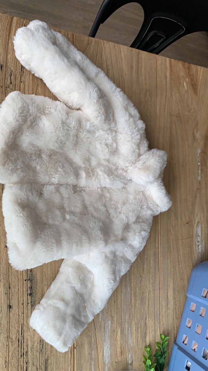 Veste en fausse fourrure blanche