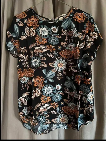 T  shirt fleuri H&M  taille  S  en  parfait  état
